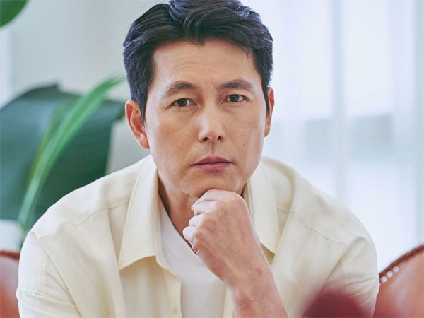 Agensi Peringatkan Fans Soal Akun Penipu yang Mengaku Sebagai Jung Woo Sung
