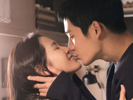 Jung Hae In dan Son Ye Jin Makin Mesra di Poster Terbaru Drama 'Something in the Rain'