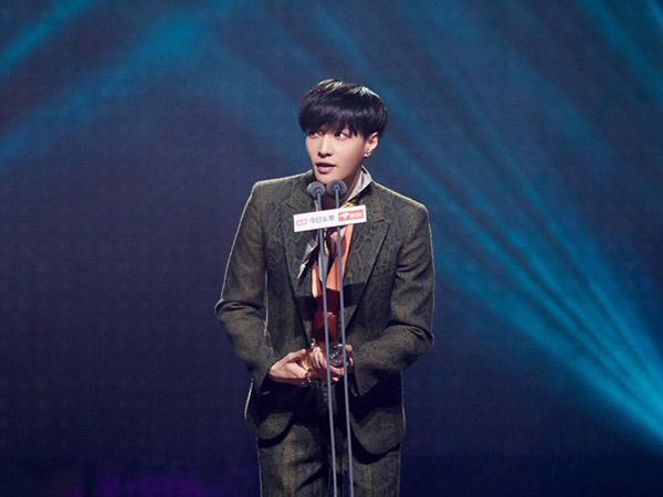 Lay EXO Sapu Bersih 8 Penghargaan Akhir Tahun di Cina