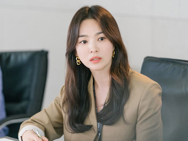 Song Hye Kyo Pancarkan Kecantikan Wanita Karir di Drama Terbaru