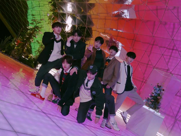 Boy Group Jepang HYBE, &TEAM Rilis MV 'Scent of You'