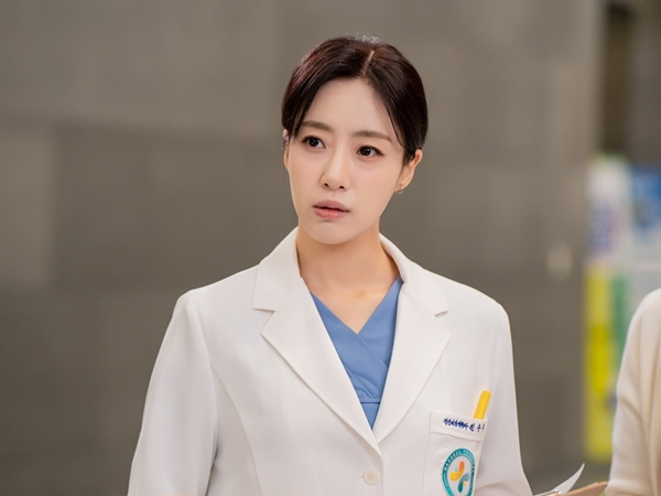 Ham Eun Jung Jadi Dokter Idola di Drama 'A Profitable Cage'