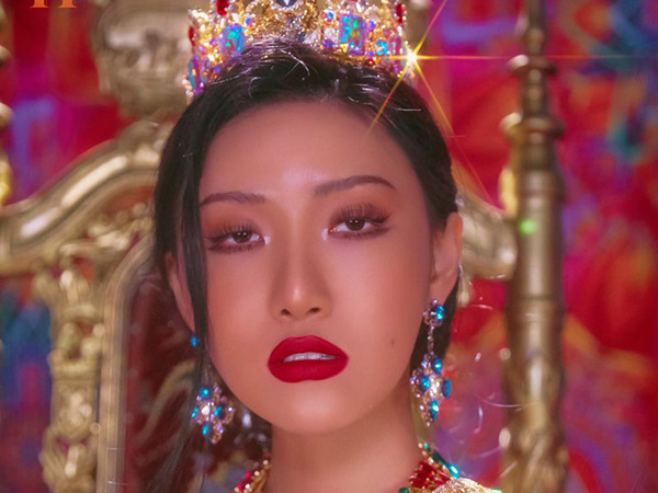 Resmi Debut Solo, Hwasa MAMAMOO Jadi Ratu Paling Fierce di MV Lagu 'TWIT'