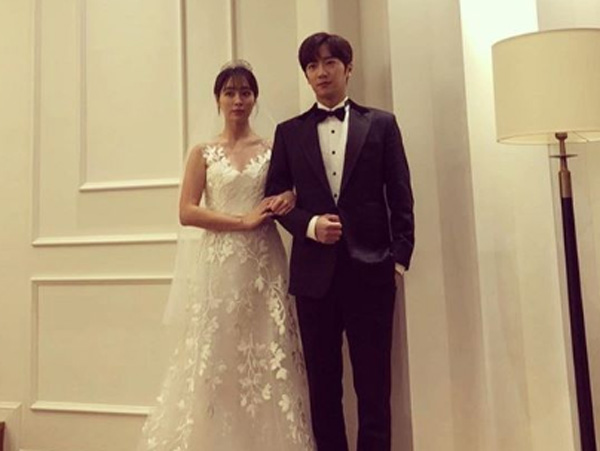 Lee Min Jung dan Lee Sang Yeob Posting Foto Pernikahan Berdua