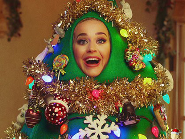 Totalitas, Katy Perry Berkostum Pohon Natal di Disney Holiday Singalong