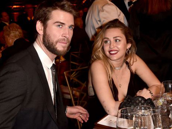 Begini Momen Lucu dan Romantis Liam Hemsworth-Miley Cyrus di Depan Publik Pasca Menikah Diam-Diam