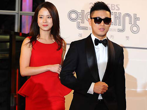 Lagi! Song Ji Hyo Terlihat Romantis Dengan Gary Di Foto BTS 'Runing Man'