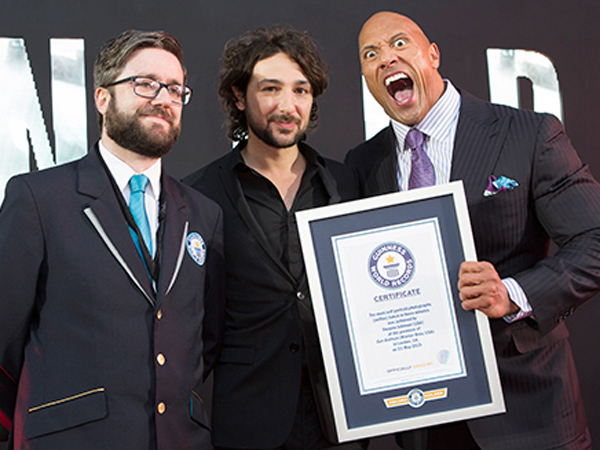 Wow, Dwayne ‘The Rock’ Johnson Pecahkan Rekor Selfie Karena Film Terbarunya!