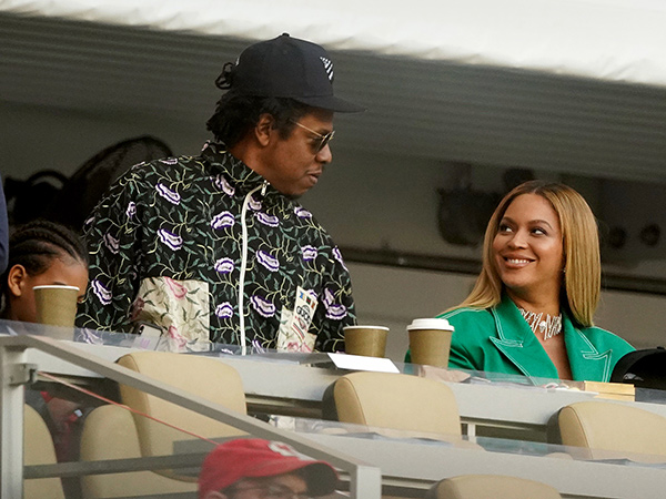 Bukan Aksi Protes, Ini Alasan Sebenarnya Jay-Z dan Beyonce Tetap Duduk Saat Lagu Nasional di Super Bowl