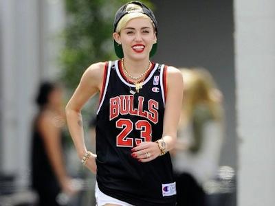 Berpartisipasi Dalam Kampanye, Miley Cyrus Pamer Dada di Akun Twitter!