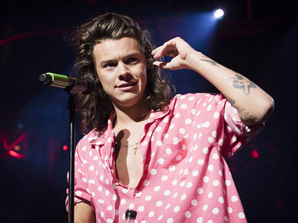 Karena 'Ulah' Seorang Penggemar, Harry Styles Hentikan Konser One Direction Selama 4 Menit