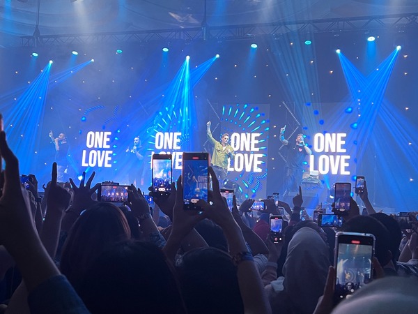 Valentine Romantis Bareng BLUE di Konser 20th Anniversary Heart And Soul Tour