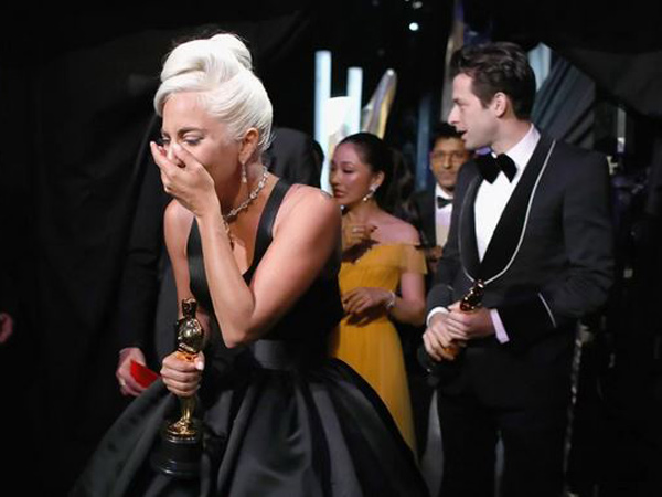 Tangis dan Pelukan Lady Gaga untuk Bradley Cooper Ketika Terima Piala #Oscars