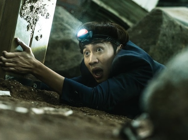 Bernasib Sial, Lee Kwang Soo Terjebak di Lubang Besar dalam Film 'Sinkhole'