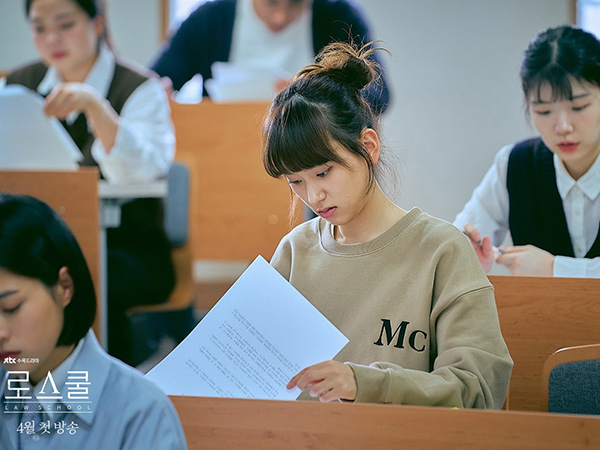 Potret Ryu Hye Young Jadi Mahasiswi Hukum yang Tertinggal di Drama Law School