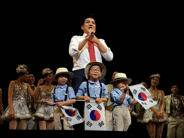 Rayakan Hari Kemerdekaan, Song Triplets Ikut Tampil di Drama Musikal Ayahnya!