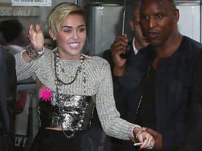 Kunjungi Paris, Miley Cyrus Alami Wardrobe Malfunction