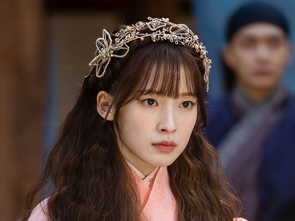 Arin Oh My Girl Tampil Menawan Jadi Cewek Populer di Drama Alchemy of Souls