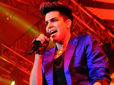 Atraksi Menarik Warnai Konser Adam Lambert di Jakarta