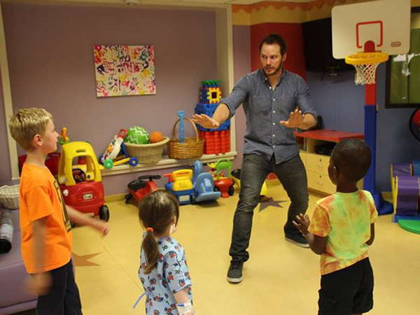 Chris Pratt Hibur Pasien Anak-anak dengan Aksinya Melatih Raptor Dalam ‘Jurassic World’