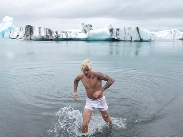 Justin Bieber Nekat Berendam di Air Es Islandia Untuk Video Musik Terbarunya