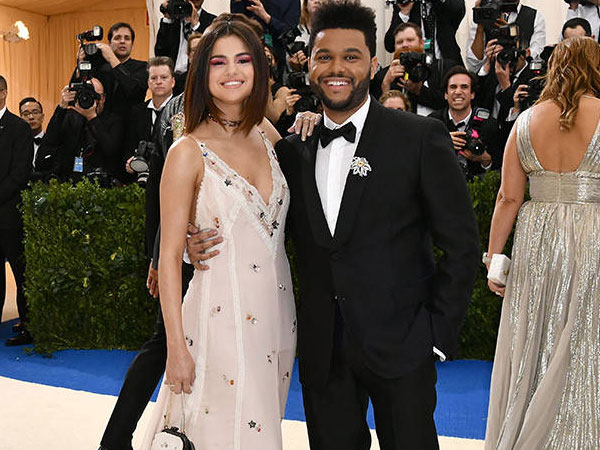 Mesranya Selena Gomez dan The Weeknd Debut Red Carpet di Met Gala 2017