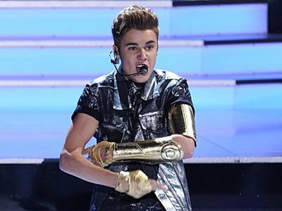'Diserang' Fans Saat Konser, Grand Piano Justin Bieber Terguling