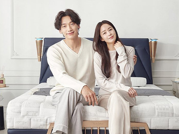 Manisnya Rain dan Kim Tae Hee Saling Goda Saat Syuting Iklan Bareng