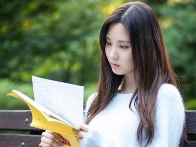 Cantiknya Seohyun SNSD Saat Pelajari Skrip Drama!