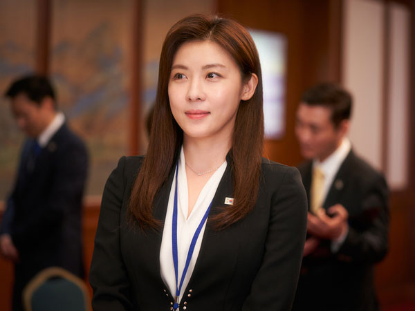 Ha Ji Won Buktikan Mapan Meski Diasuh Penagih Hutang dalam Film Baru