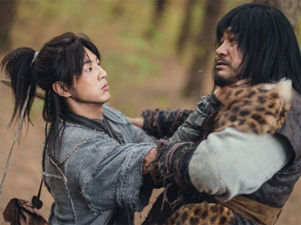 Aksi Ji Soo Jadi Penjaga Kedamaian Hutan di Drama ‘River Where the Moon Rises’