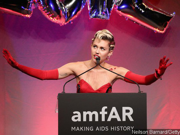 Bantu Penderita AIDS, Miley Cyrus Lelang Lukisan Caitlyn Jenner Buatanya