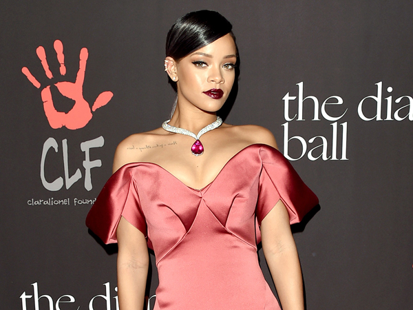 Wow, Rihanna Pimpin Langsung Orkestra di Konsernya Sendiri!