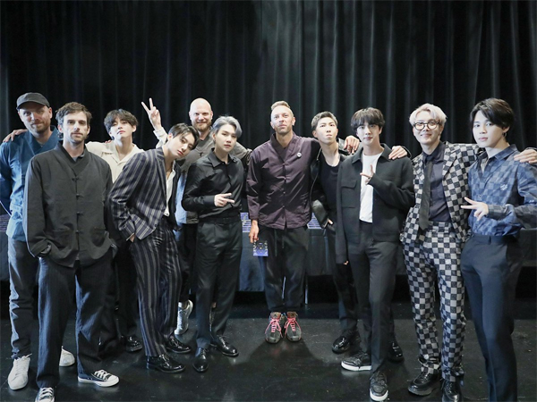 Meet Up di New York, BTS Berikan Hadiah Hanbok Modern untuk Coldplay