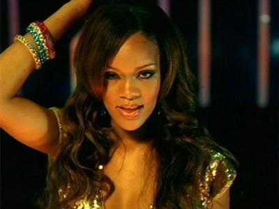 Rihanna Pakai Kaos Bergambar Kontroversial