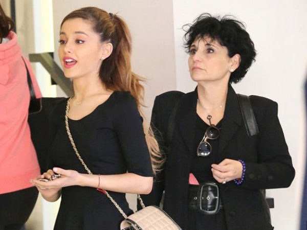 Ariana Grande dan Ibunda Peringati 2 Tahun Bom Manchester