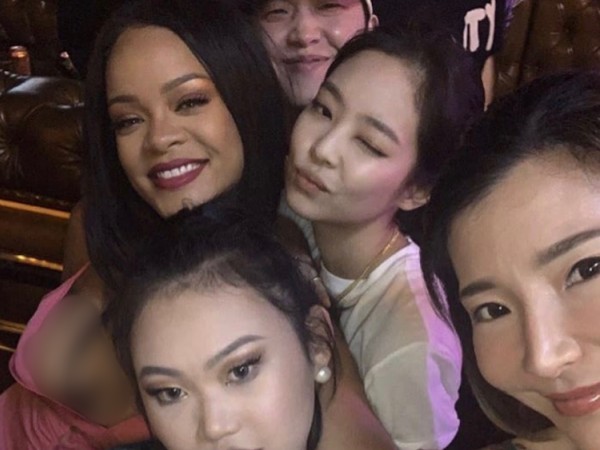 Terlihat Akrab, Rihanna dan Jennie BLACKPINK Selfie Bareng di Acara Fenty Beauty