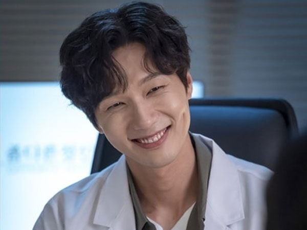 Ji Hyun Woo Siap Pikat Hati Penonton dengan Peran Psikiater Tampan di Drama Baru