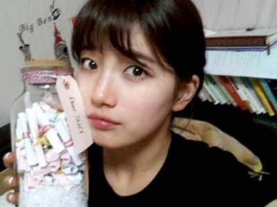 Suzy Tampilkan Botol Penuh Surat dari Fans