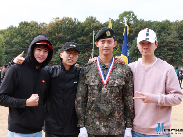 Dijenguk Member 2PM, Intip Penampilan Gagah Taecyeon Saat Wajib Militer