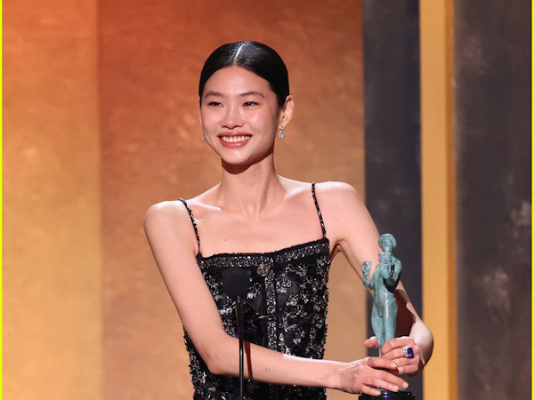 Jung Ho Yeon Menang Aktris Terbaik SAG Awards Hanya dengan Serial Debutnya