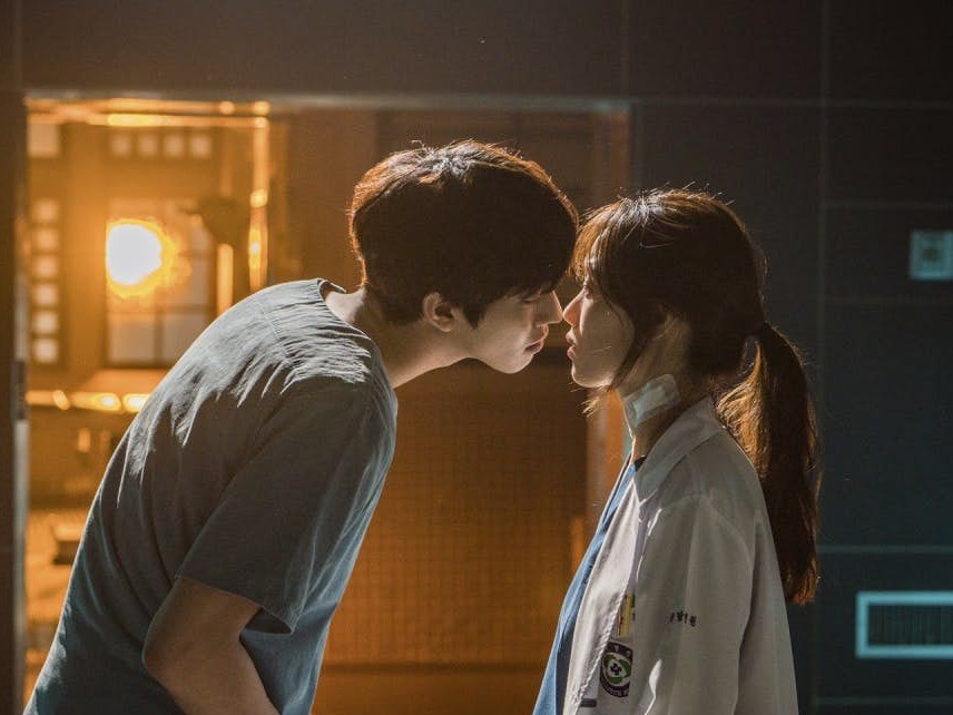 Ahn Hyo Seop Bongkar Cerita di Balik Adegan Ciumannya dengan Lee Sung Kyung