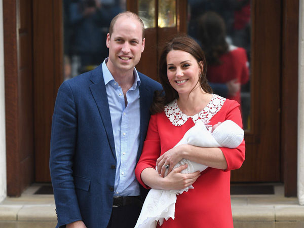 Pasca Lahiran, Kate Middleton dan Pangeran William Pamerkan Bayinya Ke Publik!