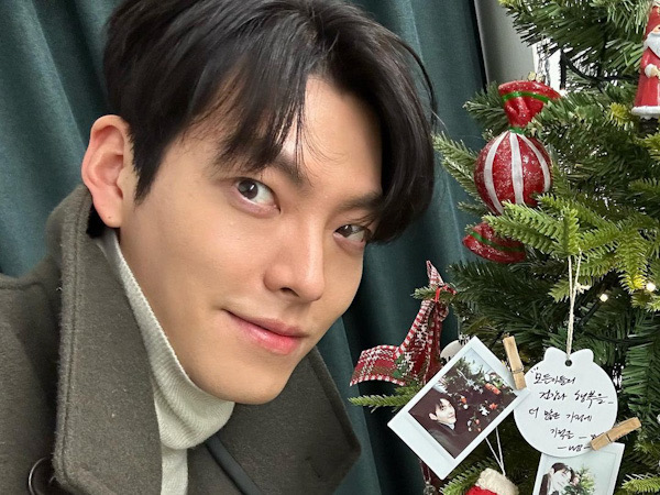 Kim Woo Bin Beri Hadiah Natal untuk Pasien Anak di Rumah Sakit Korea