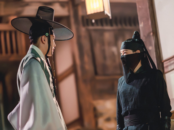 Honey Lee dan Lee Jong Won Saling Debat di Drama 'Knight Flower'