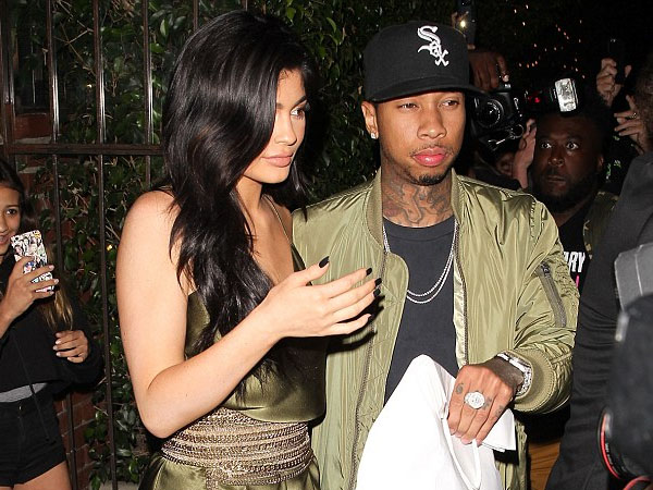 Hadiahi Mercedes-Benz Seri Terbaru untuk Kylie Jenner, Tyga Terancam Masuk Penjara?