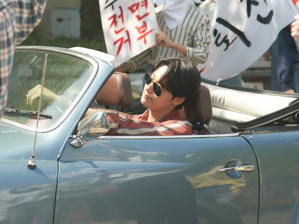 Lee Do Hyun Tampil Percaya Diri Dengan Mobil Sport di Teaser Drama ‘Youth of May’