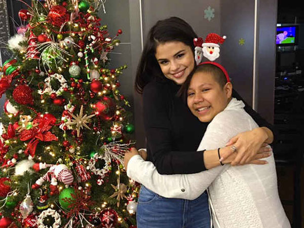 Kunjungi Rumah Sakit Anak di Malam Natal, Kehadiran Selena Gomez Bikin Haru Pasien