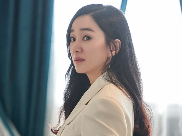 Penampilan Soo Ae Jadi Putri Chaebol Penuh Ambisi di 'Artificial City'