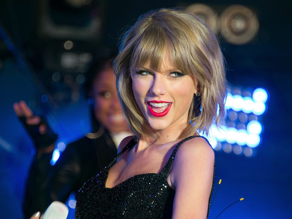 Karena 'Ulah' Penggemar, Taylor Swift Nyaris Jatuh di Tangga Panggung!